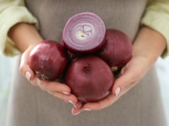 Zrób to przed krojeniem cebuli, a nie uronisz ani jednej łzy. Niezawodny sposób