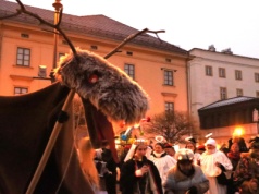 Zimowy pochód kolędniczy w Krakowie. Tradycja na ulicach miasta