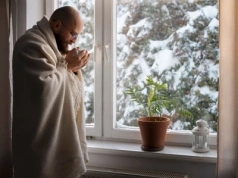 Mróz za oknem, zaduch w domu? Sprawdź, jak wietrzyć zimą, żeby sobie nie zaszkodzić