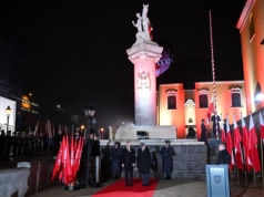 Prezydent przywitany brawami, politycy rządu Tuska wybuczeni