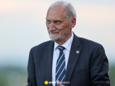 Tajemnicza Kate w otoczeniu Macierewicza. Oficer pożałował, że spojrzał jej prosto w oczy