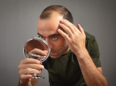 Łysienie a samoocena u mężczyzn – jak włosy wpływają na pewność siebie?