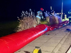 Wzrasta poziom wody w rzece Elbląg, służby rozkładają przeciwpowodziowe rękawy
