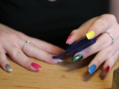 Już nie czerwone paznokcie. "Rosehip oil nails" aż krzyczą "luksus!"