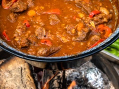 Zużyjesz jeden garnek. Zimowy kociołek zrobi furorę na sylwestra