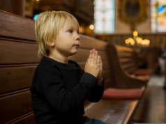 Matka wzięła dziecko do kościoła. "Chciał w konfesjonale kupić lizaka"