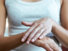 Najlepszy domowy sposób na popękane dłonie. Ratunkiem nocna maska