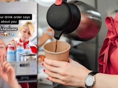 Zamawiasz kawę w samolocie? Po tych słowach stewardesy ci się odechce