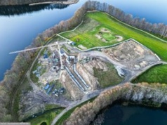 Nad jeziorem stanął żuraw. W mieście boją się wieży milionera