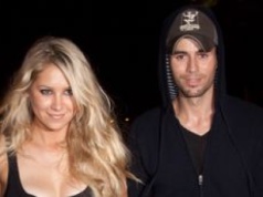 44-letnia Anna Kurnikowa niedawno urodziła czwarte dziecko. Teraz pokazała WSZYSTKIE POCIECHY (FOTO)