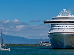 Najpierw odpłynęli bez turystki. Teraz utknęli z pasażerami na morzu