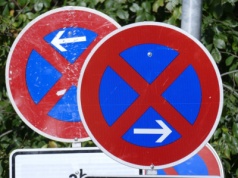 Zakaz zatrzymywania się ze strzałką. Chwila nieuwagi, a auto zniknie na lawecie