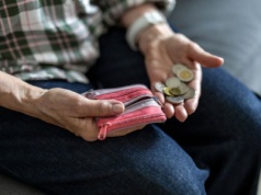 Tyle wynosi emerytura dla kobiet po 10 latach pracy. Wysokość świadczenia budzi niepokój