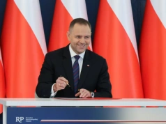 Nawrocki wprowadza nowy zwyczaj. Chodzi o zmianę polskiej flagi