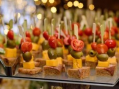 Koreczki-kanapeczki wyjdą pyszne z tym serem. Banalny sposób przygotowania