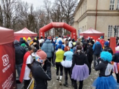 Biegiem przemierzają parkowe aleje…