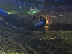 Biłgoraj: Samochód dachował w rzece. Policjanci zatrzymali nietrzeźwego 29-latka