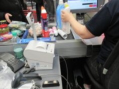 Stoisz z pełnym wózkiem? Kasjer ma prawo odmówić przyjęcia gotówki! 5 sytuacji