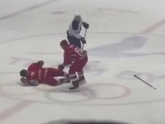 Łukaszenka powalony podczas meczu hokejowego. Wyłożył się na lodzie jak długi