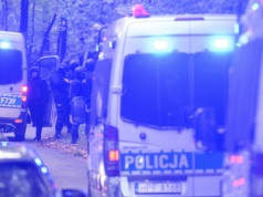 Policja z Gdyni szuka kobiety, która uciekła przed kontrolą, uderzyła w radiowóz i… wiozła poszukiwanego