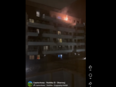 Parkitka. Jeden z mieszkańców urządził sobie przedsylwestrowy pokaz fajerwerków. Odpalał je… z balkonu