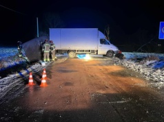 Zima nie odpuszcza. Dostawczak z przyczepą zwisł nad rowem i zablokował drogę