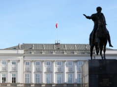 Symbol wspólnoty i ciągłości. Flaga z prezydenckiego Pałacu trafi do obywateli