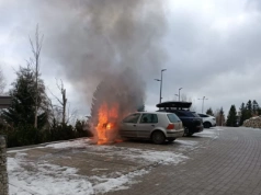 Pożar samochodu na parkingu pod Czarnym Kamieniem. Ogień pojawił się w komorze silnika