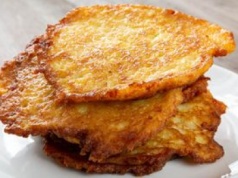 Tak należy smażyć placki ziemniaczane. Nie nasiąkają olejem i pozostają chrupiące