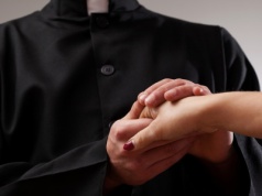 Ksiądz uwiódł ją i omotał. "Zaraz znowu zniszczy komuś życie"