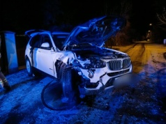 Staranował suzuki i uciekł pieszo. Zostawił niedopitą butelkę wódki