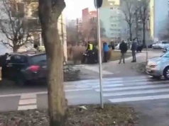 Zielona Góra. Ludzie zatrzymali pijanego i agresywnego kierowcę BMW, uderzył w drzewo (FILM)