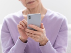 Chcesz zmienić ludzi? Zacznij szeptać im do telefonu