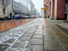 Na drogach i chodnikach w regionie nadal niebezpiecznie. „Bez łyżew nie wychodzimy z domu”