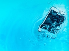 Nie rób tego z mokrym telefonem. Eksperci wyjaśniają, dlaczego może wyrządzić to więcej szkody niż pożytku