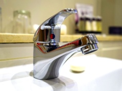 Całe miasto bez wody. Poniatowa zmaga się z poważną awarią wodociągową