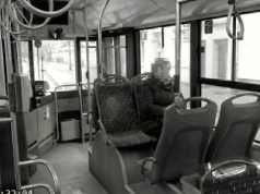 Wyzywali starszą panią w autobusie. Jej syn im nie odpuścił