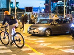 Wsiadł na rower, uderzył w auto, zapłaci 23 500 zł. Pożałował 50 złotych