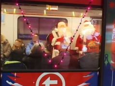 Mikołaje w metrze wzbudzili sensację. "Dlaczego nikt nie ustąpił im pierwszeństwa?"