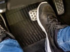 "Miękki" pedał hamulca powstaje przez wodę. Tak można przeciwdziałać