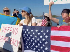 Tuż przed spotkaniem Zełenskiego z Trumpem pod budynkiem gromadzą się ludzie. Ich przekaz jest jasny