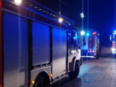 Pożar pustostanu na Fikakowie. Jedna osoba z poparzeniami została zabrana do szpitala