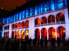 Tłumy na dziedzińcu Wawelu. Bezpłatny pokaz multimedialny po zmroku