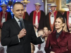 Stylistka wzięła pod lupę kreację Nawrockiej na kolędowaniu. Nie patyczkowała się