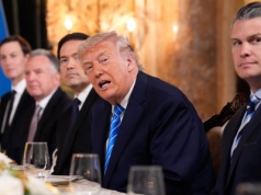 Trump wyrzucił dziennikarzy z sali w rezydencji. „Zabierz ich i daj im obiad!” Nie d…