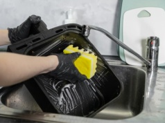 Koniec z szorowaniem. Airfryer może lśnić bez żadnego wysiłku. Tak umyje się sam