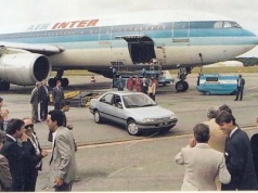 Kiedy Peugeot 405 podróżował… Airbusem. Niesamowita akcja promocyjna producenta samochodów