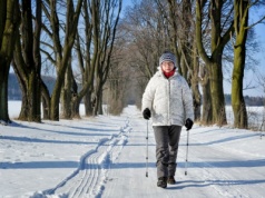 Tyle kalorii spalisz spacerując, a tyle biegając. Postaw na aktywność po świętach