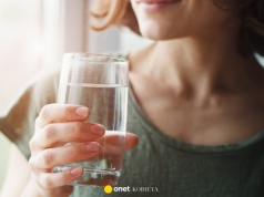 Pijesz szklankę wody tuż przed snem? Sprawdź, czy faktycznie warto