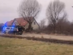 Ustawił się z wiatrówką przy torach, kierowca powiadomił policję